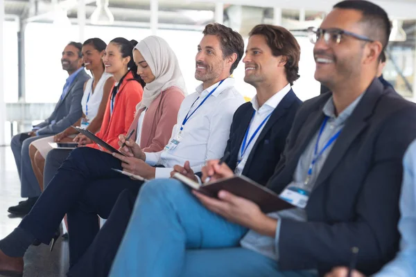 Vue Latérale Public Heureux Diversifié Écoutant Conférencier Lors Séminaire Affaires — Photo