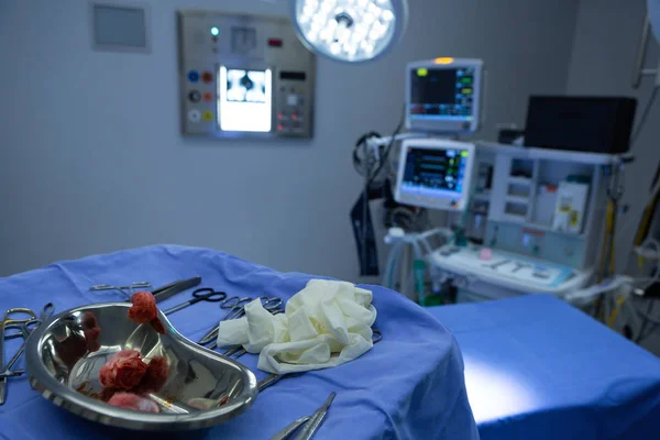 Sebészeti Műszerek Vesekő Asztalon Hadszíntéren Kórházban — Stock Fotó