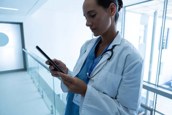 Zijaanzicht Van Kaukasische Vrouwelijke Chirurg Met Behulp Van Digitale Tablet — Stockfoto