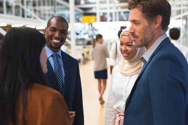 Seitenansicht Diverser Geschäftsleute Die Büroflur Miteinander Interagieren International Diversifiziertes Unternehmenspartnerschaftskonzept — Stockfoto