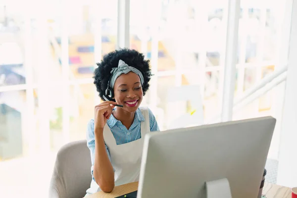 Visão Frontal Feliz Mestiça Executiva Atendimento Cliente Sexo Feminino Conversando — Fotografia de Stock