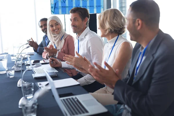 Sidoutsikt Över Olika Affärsfolk Applåderar Vid Bordet Konferensrum Business Seminarium — Stockfoto