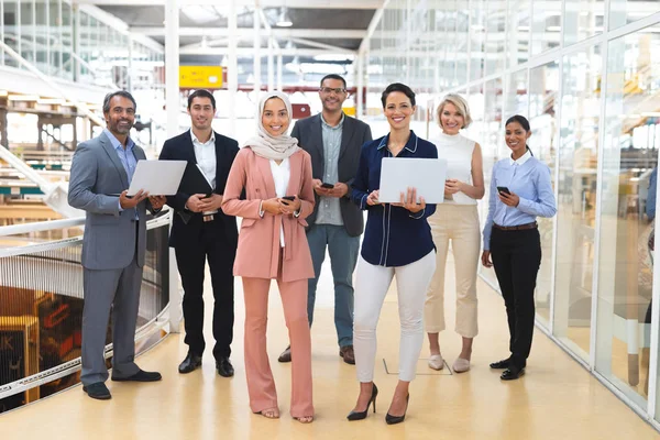 Frontansicht Glücklicher Geschäftsleute Mit Multimedia Geräten Die Einem Modernen Büro — Stockfoto