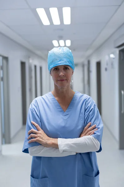 白人女外科医生站在医院走廊上双臂交叉的肖像 — 图库照片