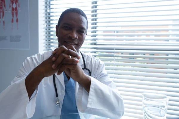 Retrato Médico Afroamericano Sentado Con Las Manos Apretadas Hospital —  Fotos de Stock