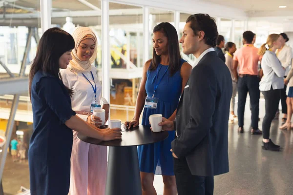 Framsidan Olika Affärsmänniskor Interagerar Med Varandra Samtidigt Som Man Har — Stockfoto