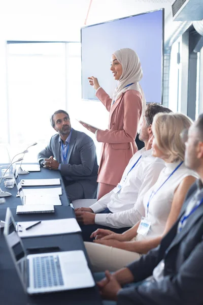 Sidovy Mixed Race Affärskvinna Hijab Ger Presentation Vid Bordet Business — Stockfoto