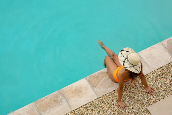 Vista Alto Angolo Della Donna Razza Mista Bikini Cappello Seduta — Foto Stock