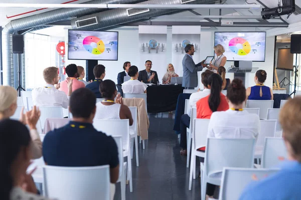 Vista Lateral Empresário Asiático Que Recebe Prêmio Seminário Negócios — Fotografia de Stock