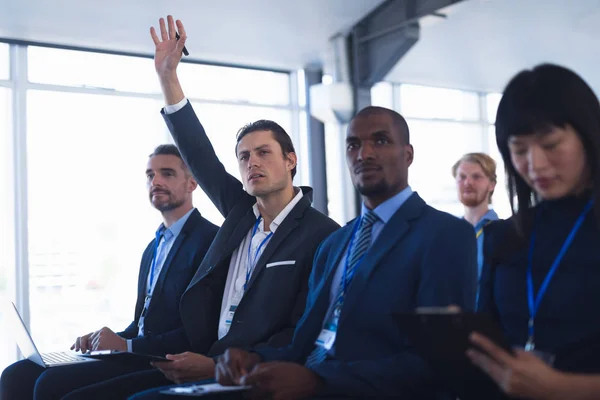 Sidoutsikt Över Olika Affärsman Höja Sin Hand När Deltar Affärs — Stockfoto