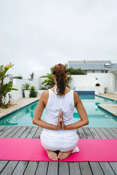 Vista Trasera Una Hermosa Mujer Raza Mixta Realizando Yoga Cerca —  Fotos de Stock