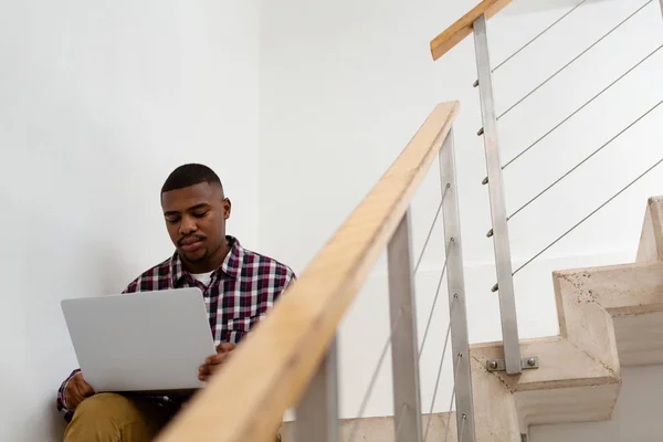 Vista Frontal Homem Afro Americano Atencioso Que Trabalha Laptop Enquanto — Fotografia de Stock