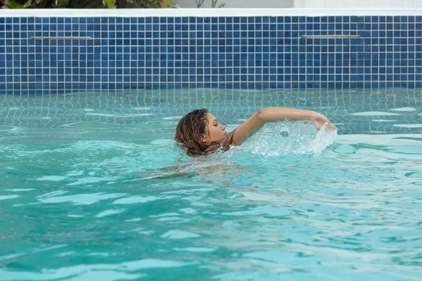 Vista Lateral Mujer Caucásica Nadando Piscina Patio Trasero Casa —  Fotos de Stock