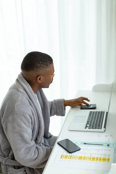 Zijaanzicht Van Afro Amerikaanse Man Berekenen Van Rekeningen Met Calculator — Stockfoto