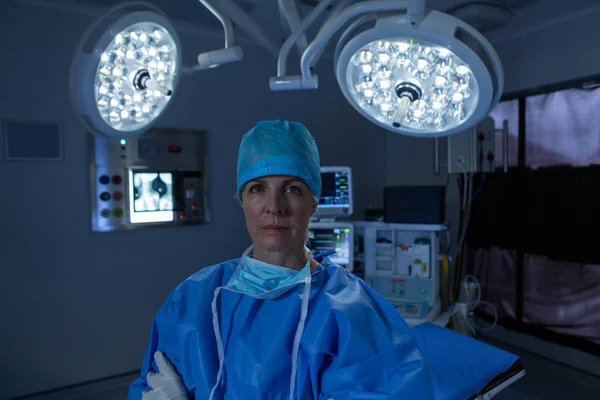Porträt Einer Ernsthaften Kaukasischen Chirurgin Die Mit Verschränkten Armen Operationssaal — Stockfoto