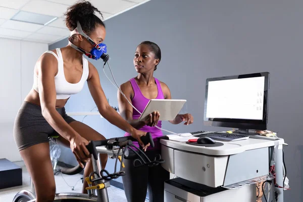 Vista Frontal Una Mujer Atlética Afroamericana Haciendo Una Prueba Fitness — Foto de Stock