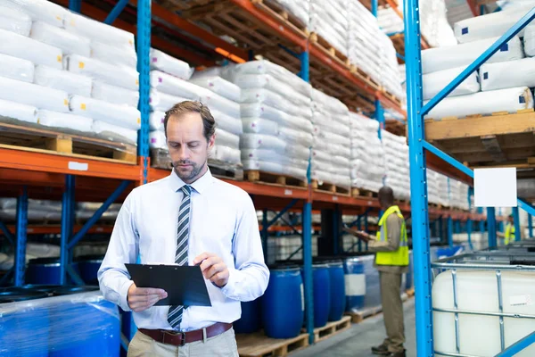 Vooraanzicht Van Knappe Rijpe Kaukasische Mannelijke Supervisor Aandelen Klembord Magazijn — Stockfoto