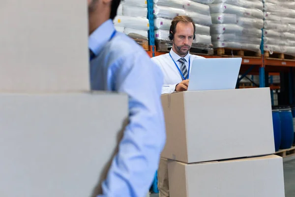 Främre Bild Stilig Mogen Kaukasiska Manliga Handledare Med Headset Som — Stockfoto