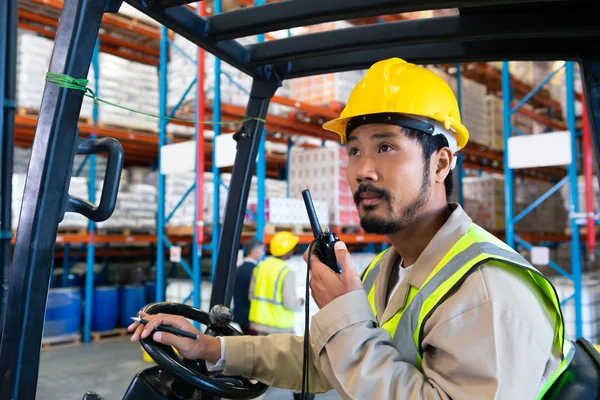 Depoda Forklift Kullanırken Walkie Talkie Konuşan Olgun Erkek Işçi Portre — Stok fotoğraf