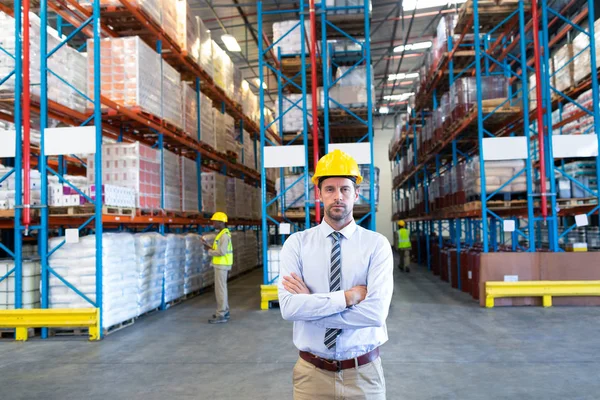 Vista Frontal Del Supervisor Masculino Pie Con Los Brazos Cruzados — Foto de Stock