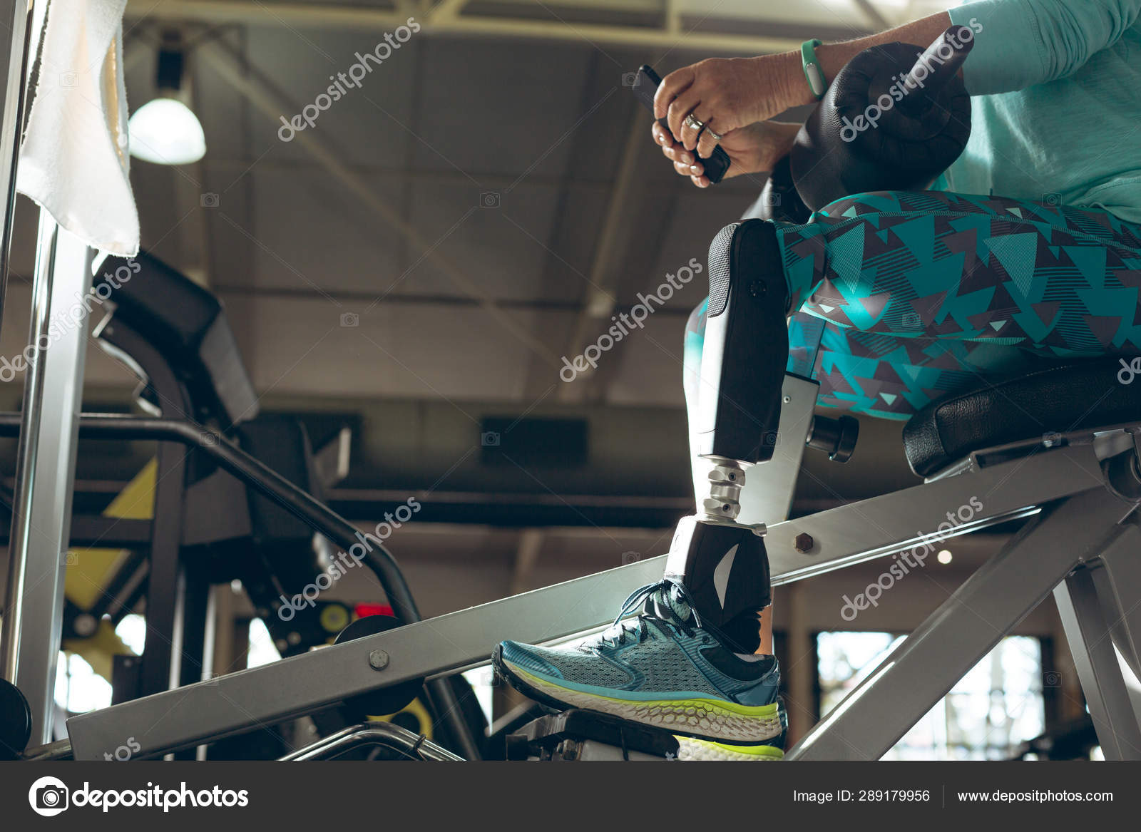 Sección Baja Mujer Activa Discapacitada Con Amputado Pierna Usando