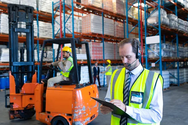 Vooraanzicht Van Knappe Blanke Mannelijke Supervisor Met Headset Schrijven Klembord — Stockfoto