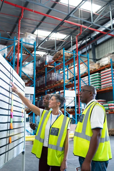 Zijaanzicht Van Volwassen Divers Magazijnpersoneel Discussiëren Whiteboard Magazijn — Stockfoto