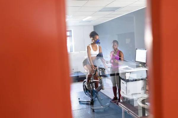 Frontansicht Einer Afrikanisch Amerikanischen Sportlerin Die Einen Fitnesstest Mit Einer — Stockfoto