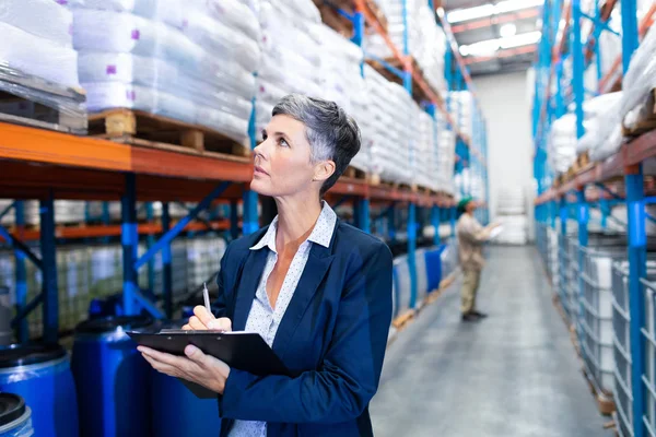 Vooraanzicht Close Van Mooie Rijpe Blanke Vrouwelijke Manager Aandelen Controleren — Stockfoto