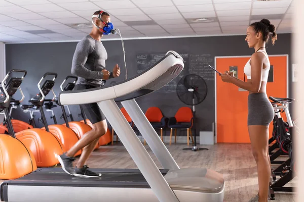 Vista Lateral Atleta Afro Americano Fazendo Teste Fitness Usando Uma — Fotografia de Stock