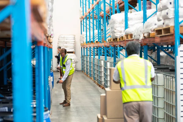 Vista Posteriore Maturo Asiatico Maschio Operaio Tirando Pallet Jack Con — Foto Stock