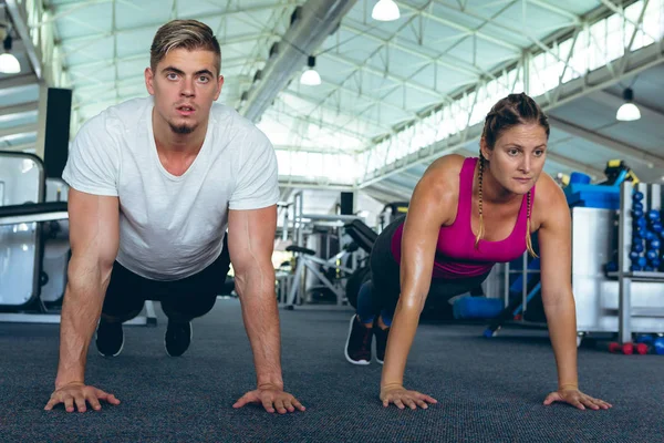 Fitness Merkezinde Birlikte Genç Fit Kafkas Erkek Kadın Atletik Egzersiz — Stok fotoğraf