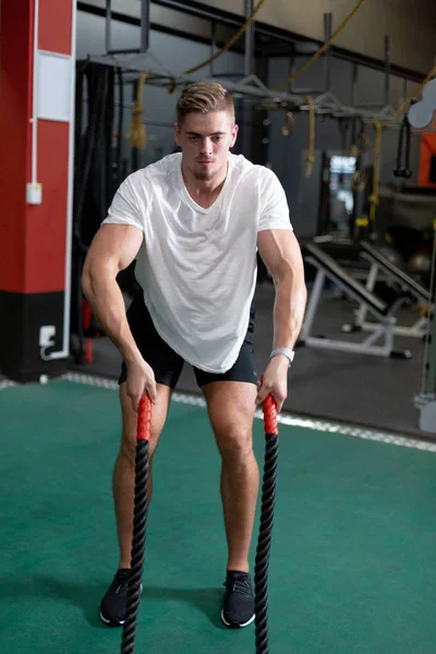 Pohled Pohledného Koncentrovaného Kavkazského Muže Atletického Cvičení Bojovým Lancem Fitness — Stock fotografie