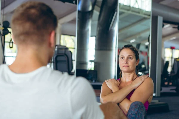 Seitenansicht Junger Fitter Kaukasischer Männer Und Frauen Die Gemeinsam Fitnesscenter — Stockfoto