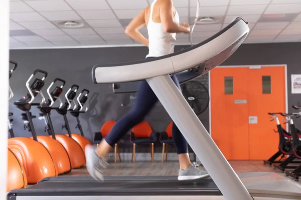 Vista Laterale Una Donna Atletica Che Allena Usando Tapis Roulant — Foto Stock