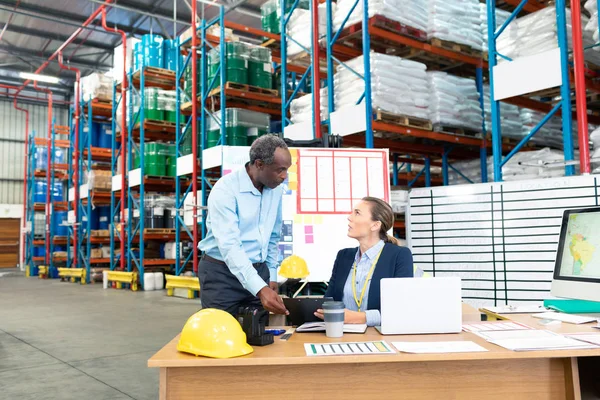 Frontansicht Der Schönen Jungen Kaukasischen Managerin Mit Afrikanisch Amerikanischem Mitarbeiter — Stockfoto