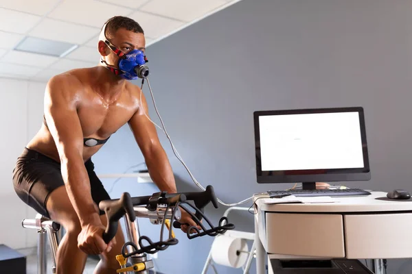 Vista Lateral Homem Atlético Afro Americano Fazendo Teste Fitness Usando — Fotografia de Stock