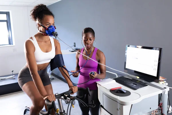 Vista Frontal Uma Mulher Atlética Afro Americana Fazendo Teste Fitness — Fotografia de Stock