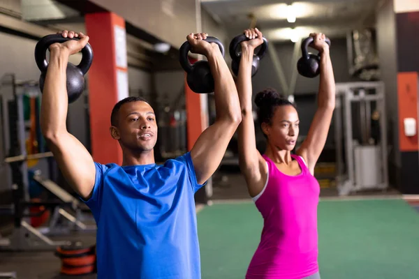 Vooraanzicht Van Een Afro Amerikaanse Man Vrouw Tillen Kettlebell Gewichten — Stockfoto