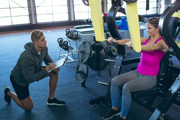 Vista Lateral Bonito Jovem Caucasiano Treinador Masculino Ajudando Muito Jovem — Fotografia de Stock