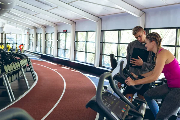 Vooraanzicht Van Knappe Kaukasische Mannelijke Trainer Assisteren Mooie Kaukasische Vrouwelijke — Stockfoto