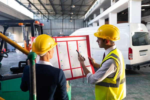 Achteraanzicht Van Blanke Vrouwelijke Manager Kaukasische Mannelijke Supervisor Voorraad Grafiek — Stockfoto