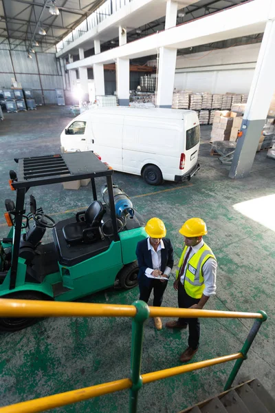 High Angle View Van Kaukasische Vrouwelijke Manager Mannelijke Supervisor Bespreken — Stockfoto