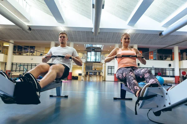 Nízkoměřský Pohled Mladého Kavkazského Mužského Ženského Sportovce Cvičející Veslice Fitness — Stock fotografie