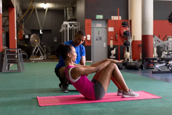 Side Bild Afro Amerikansk Kvinna Gör Sit Ups Medan Afro — Stockfoto