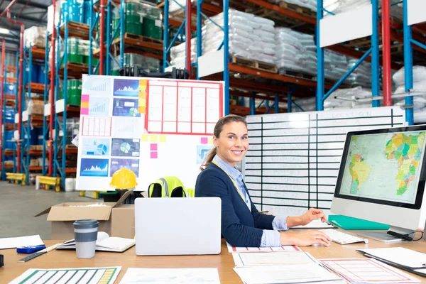 倉庫の机でコンピュータで働く美しい白人女性マネージャーの肖像画 これは貨物輸送 物流倉庫です — ストック写真