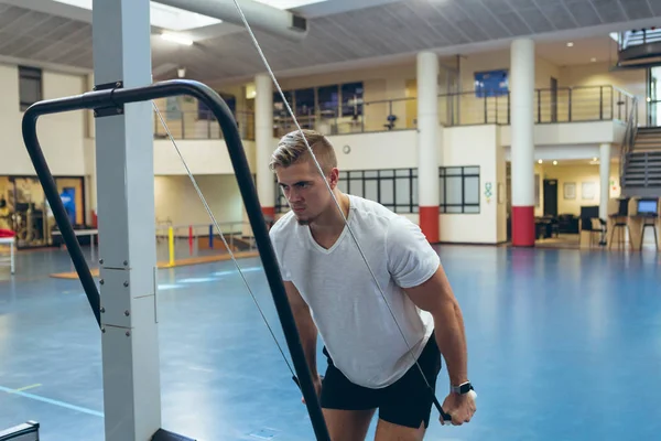 Vista Frontal Del Guapo Joven Atleta Caucásico Haciendo Ejercicio Tríceps —  Fotos de Stock