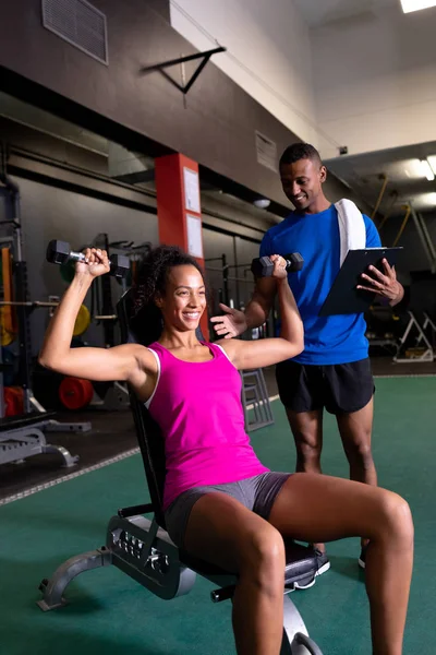 Vooraanzicht Van Een Afro Amerikaanse Vrouw Die Dumbbells Vasthoudt Een — Stockfoto