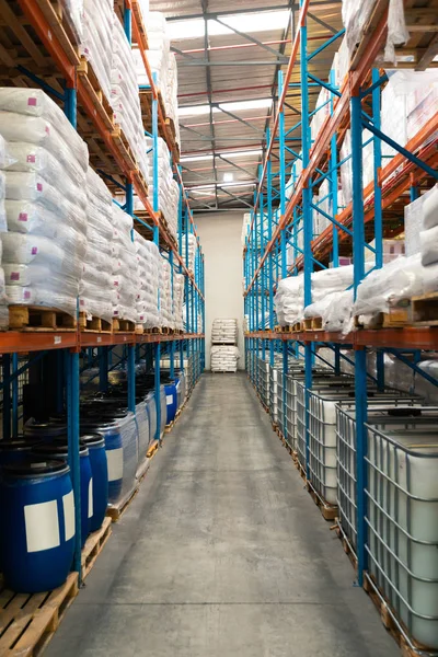 Barril Mercadorias Dispostas Rack Armazém — Fotografia de Stock