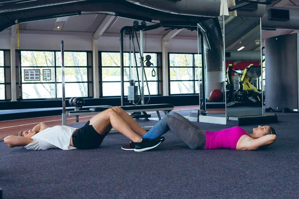 Zijaanzicht Van Fit Jonge Kaukasische Mannelijke Vrouwelijke Atletische Sporten Samen — Stockfoto